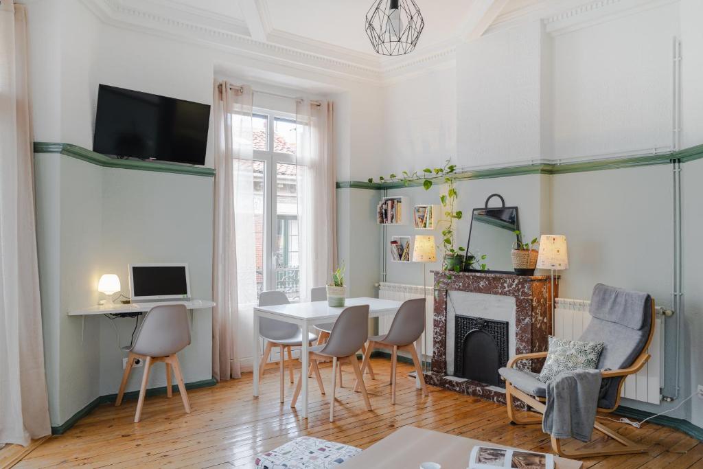 a living room with a table and a fireplace at Leon Hostel in León