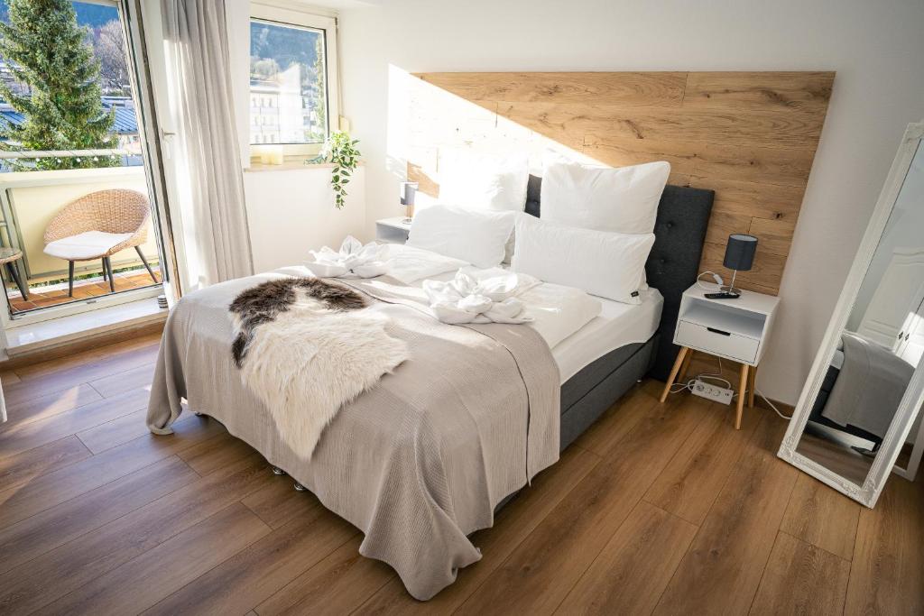 1 dormitorio con 1 cama con sábanas blancas y almohadas blancas en Pott-Alm en Bad Reichenhall
