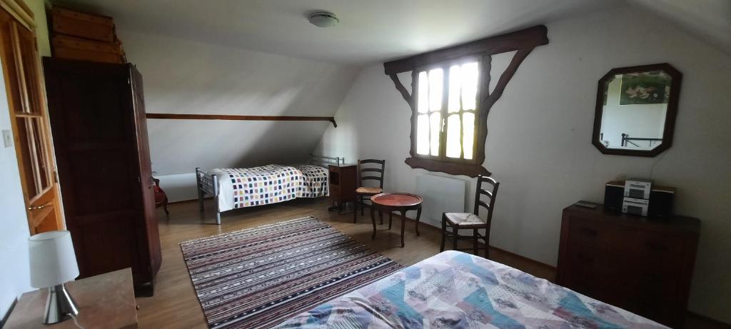 una camera con letto, tavolo e specchio di Domaine de la cure a Curgy
