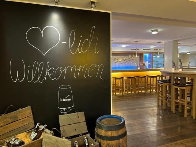 um restaurante com uma parede preta com um coração pintado em Zum Simonbräu em Bitburg