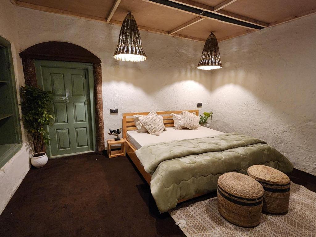 Postel nebo postele na pokoji v ubytování Mudhouse Bir