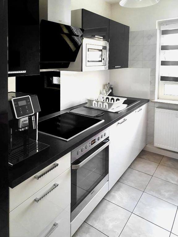 uma cozinha com um fogão e um micro-ondas em 3 Z. Appartment, Zentral, Nähe Messe Köln Deutz em Colônia