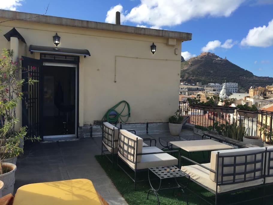 « Ciel D’ORAN » في وهران: فناء مع كراسي وطاولة ومبنى