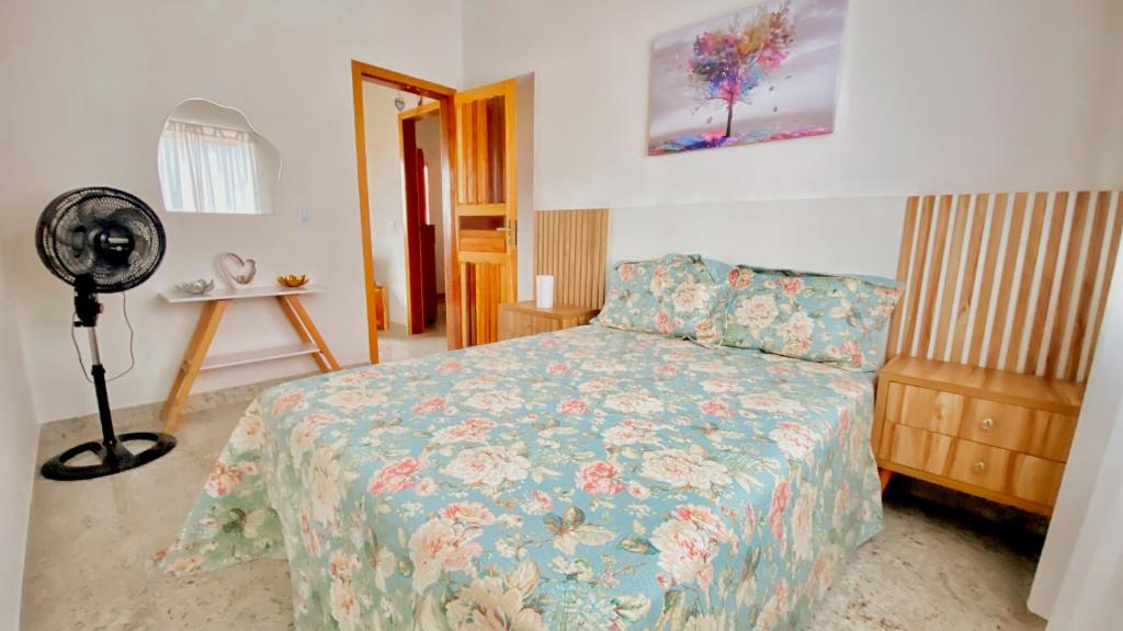 a bedroom with a bed and a fan in it at Lar Lalunalê 3 in Prado