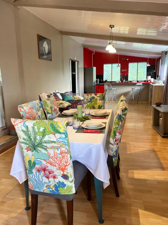 - une salle à manger avec une table et des chaises dans l'établissement LOCATION SAISONNIÈRE DE 154 M2, au François