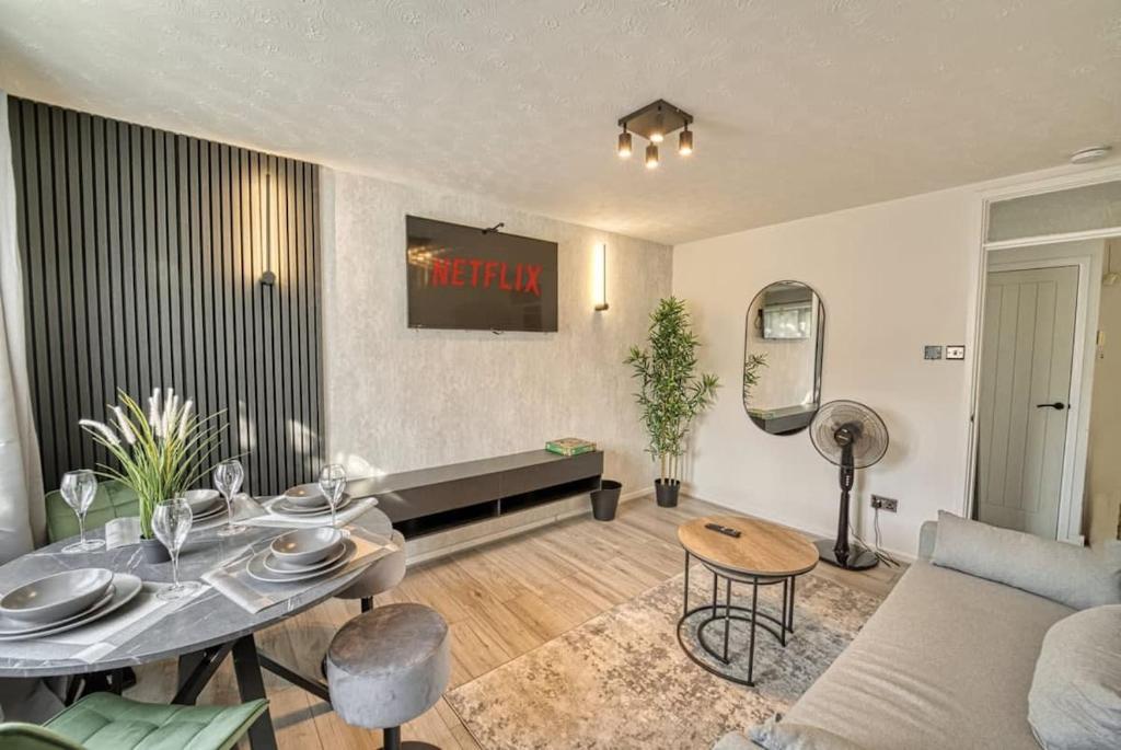 uma sala de estar com um sofá e uma mesa em Stylish 1BR Apartment - Parking - Netflix em Walsall