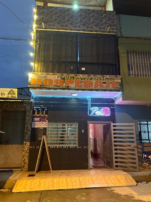 un edificio con una señal delante de él en PUNTO G, en Tumbes