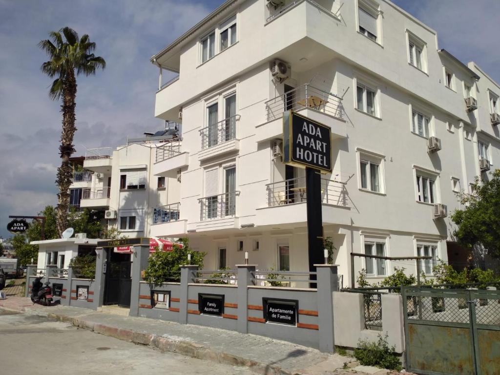 un edificio blanco con un cartel delante en Ada APART&HOTEL, en Antalya