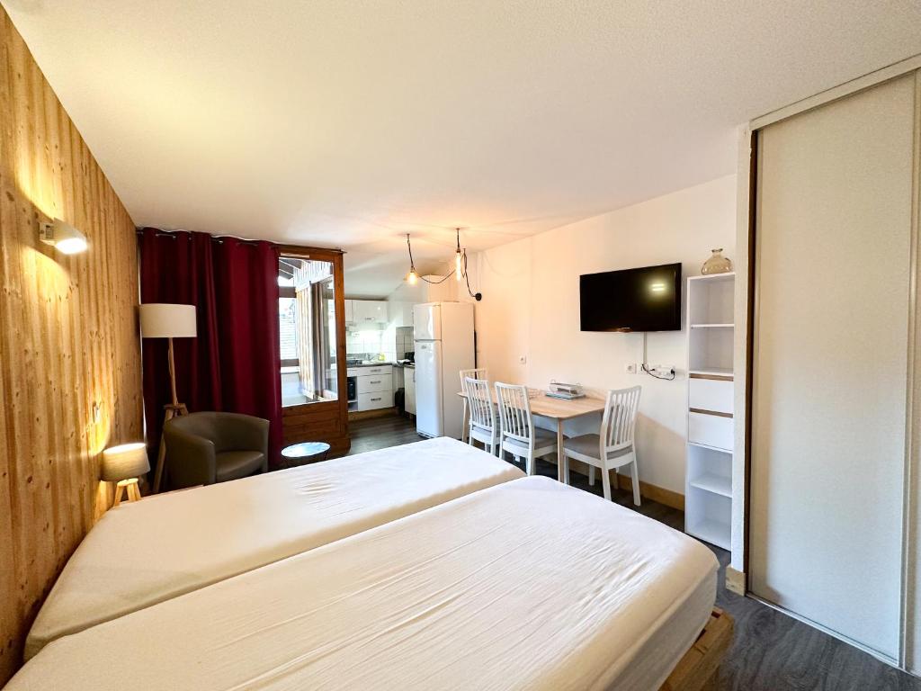 une chambre d'hôtel avec un lit et une table dans l'établissement 2- Studio Brides-les-bains tout confort avec vue Vanoise, à Brides-les-Bains
