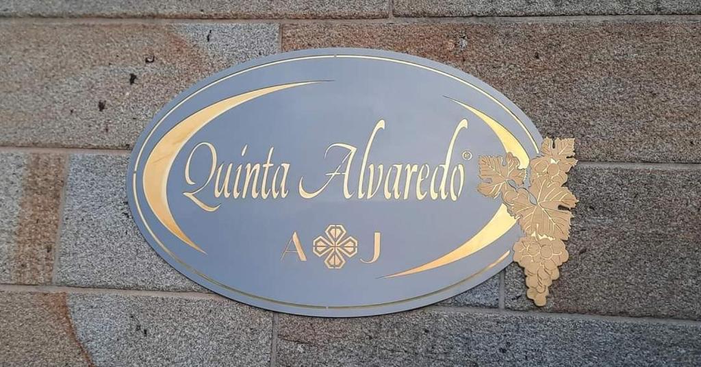 a sign on the side of a brick wall at Quinta Alvaredo in Melgaço