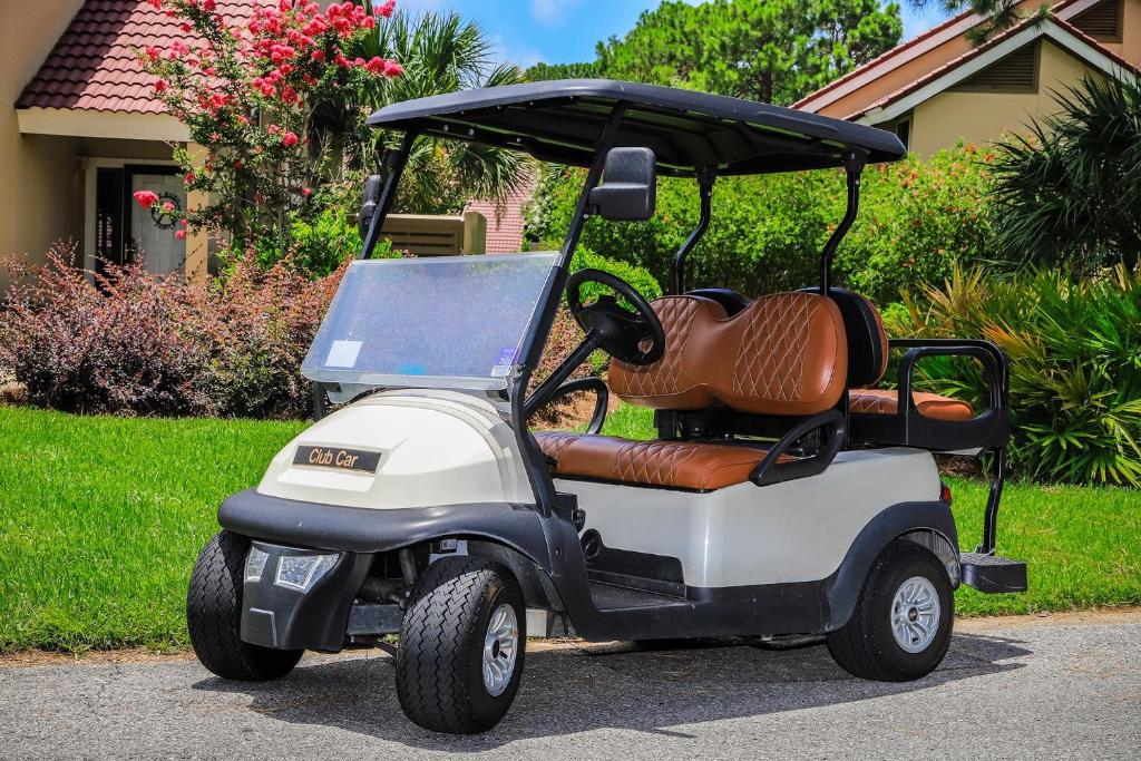 un carrito de golf estacionado frente a una casa en Beachwalk Villa 5125, en Destin
