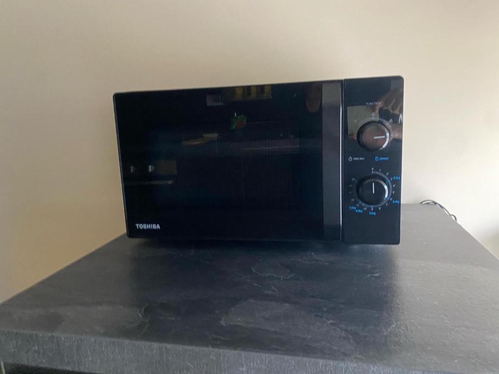 a microwave oven sitting on top of a counter at Il Piacere in Pineto