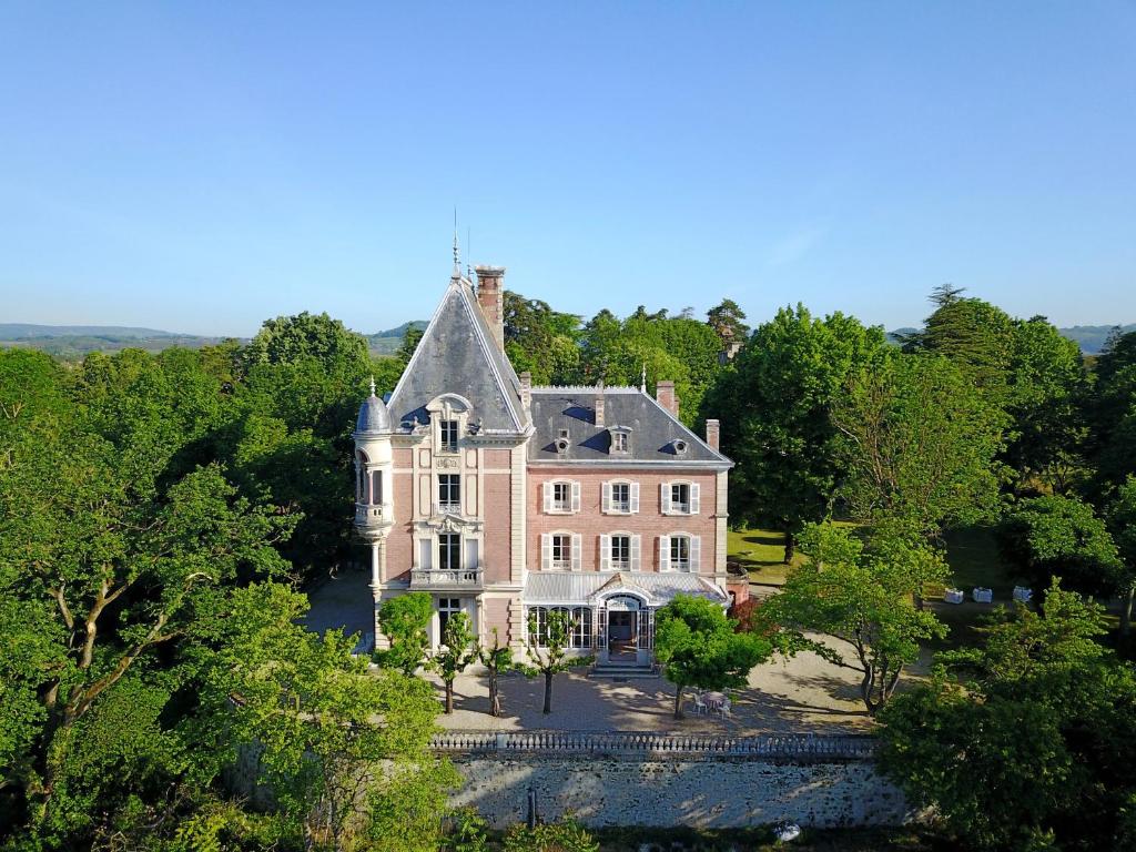 eine Luftansicht eines großen Hauses mit Bäumen in der Unterkunft Domaine de Combelongue in La Sône