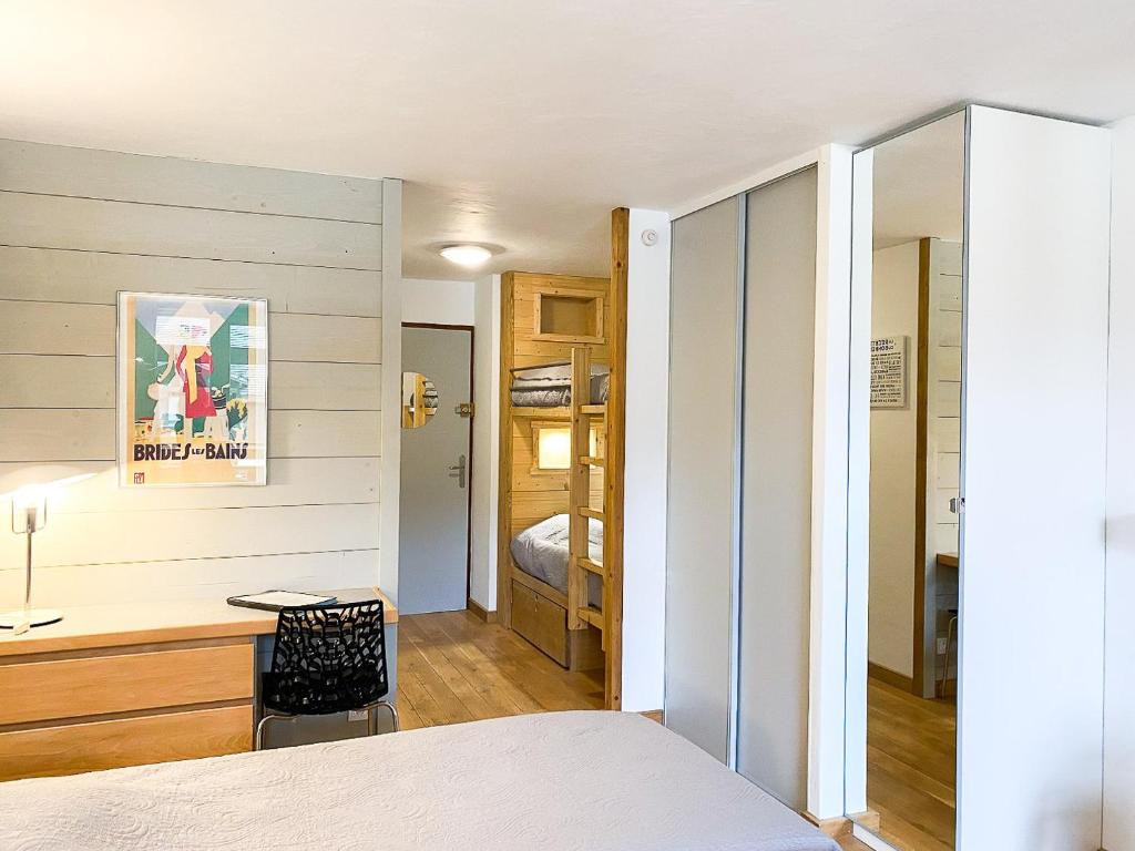 ein Schlafzimmer mit einem Bett und einem Schreibtisch in einem Zimmer in der Unterkunft 3- Charmant studio Brides-les-Bains in Brides-les-Bains
