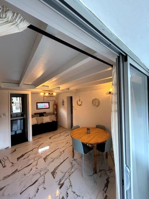 TV a/nebo společenská místnost v ubytování Maisonnette chaleureuse au pied du port
