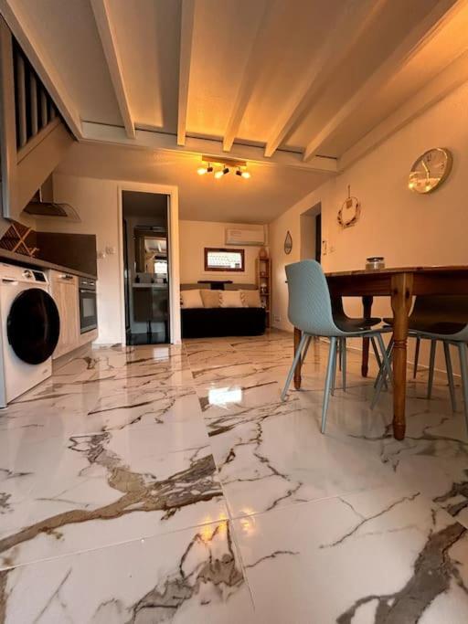 Kuchyň nebo kuchyňský kout v ubytování Maisonnette chaleureuse au pied du port