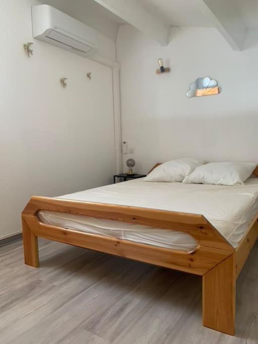 Postel nebo postele na pokoji v ubytování Maisonnette chaleureuse au pied du port