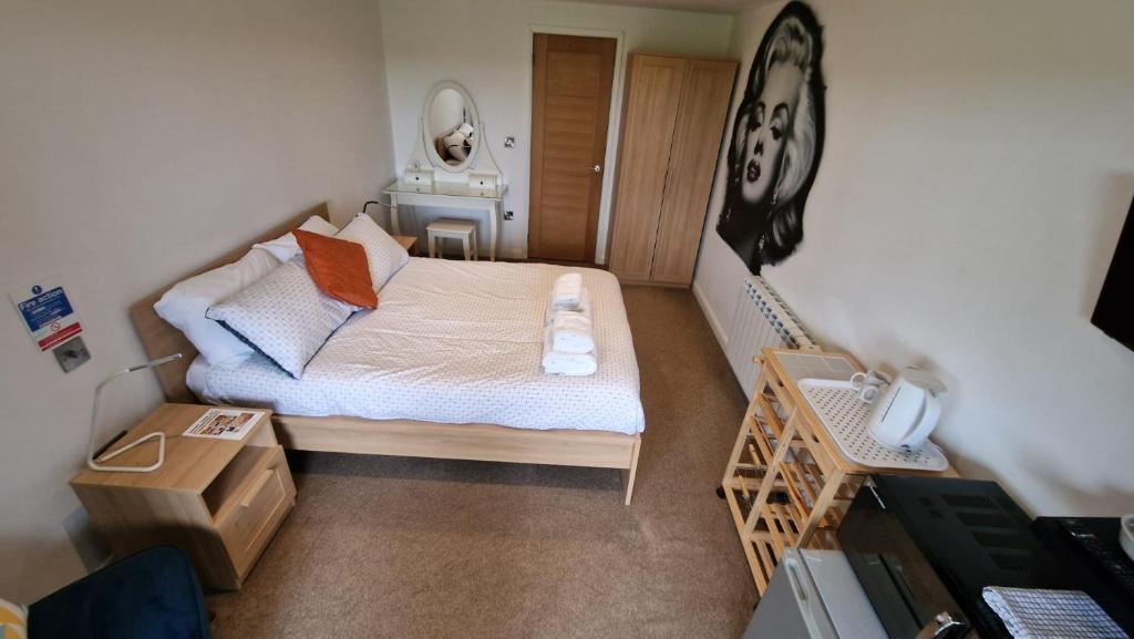 Postel nebo postele na pokoji v ubytování Relaxing Room With Ensuite Rutland Point