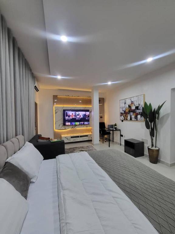 Postel nebo postele na pokoji v ubytování Stylish Modern Studio Apartment Banana Island Ikoyi