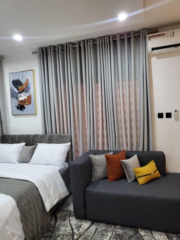 Posezení v ubytování Stylish Modern Studio Apartment Banana Island Ikoyi