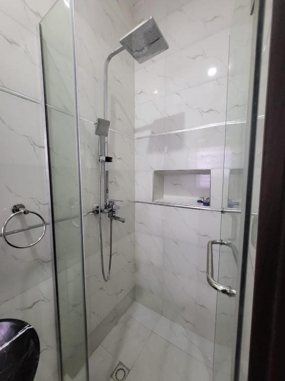 Koupelna v ubytování Stylish Modern Studio Apartment Banana Island Ikoyi