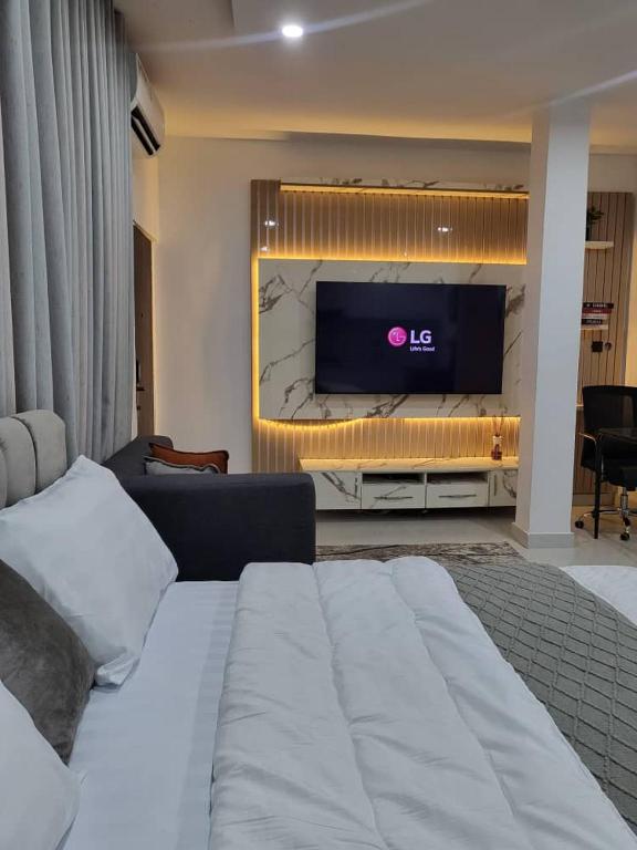 TV a/nebo společenská místnost v ubytování Stylish Modern Studio Apartment Banana Island Ikoyi