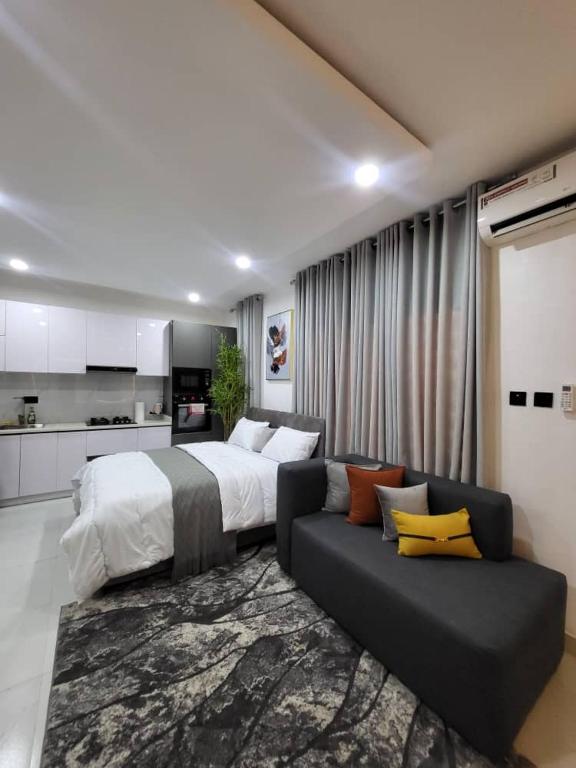 Postel nebo postele na pokoji v ubytování Stylish Modern Studio Apartment Banana Island Ikoyi
