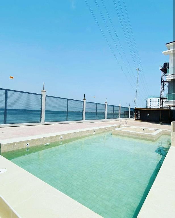 Bazén v ubytování Stylish Modern Studio Apartment Banana Island Ikoyi nebo v jeho okolí