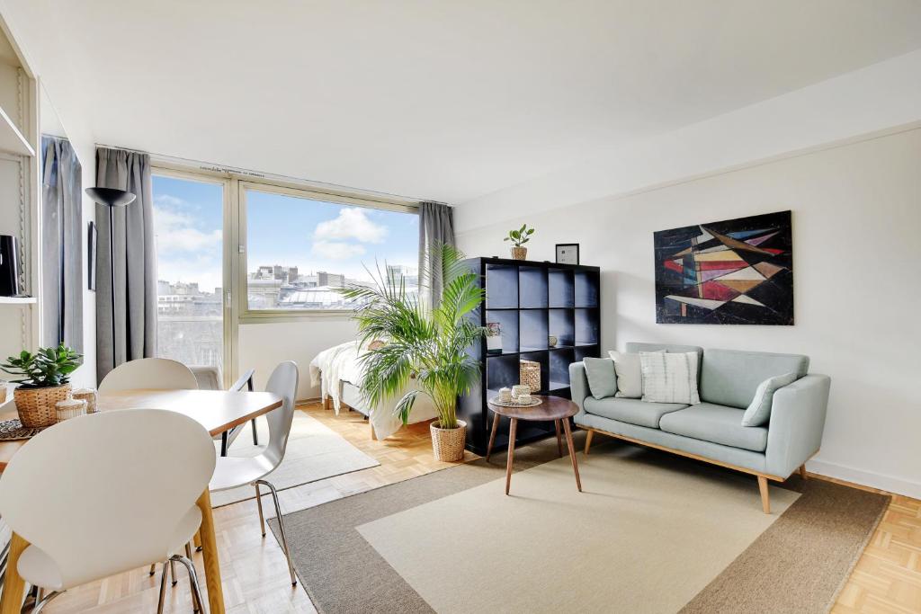 un salon avec un canapé et une table dans l'établissement VICTOR HUGO - ARC de TRIOMPHE - TROCADERO, à Paris