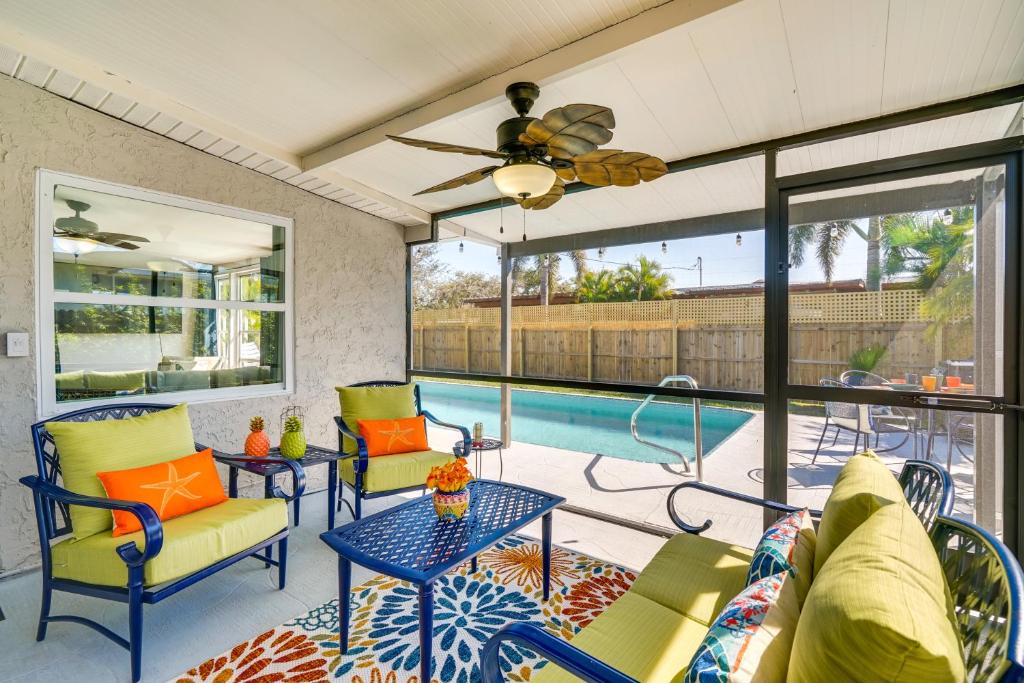 Πισίνα στο ή κοντά στο Port Charlotte Vacation Rental with Heated Pool!
