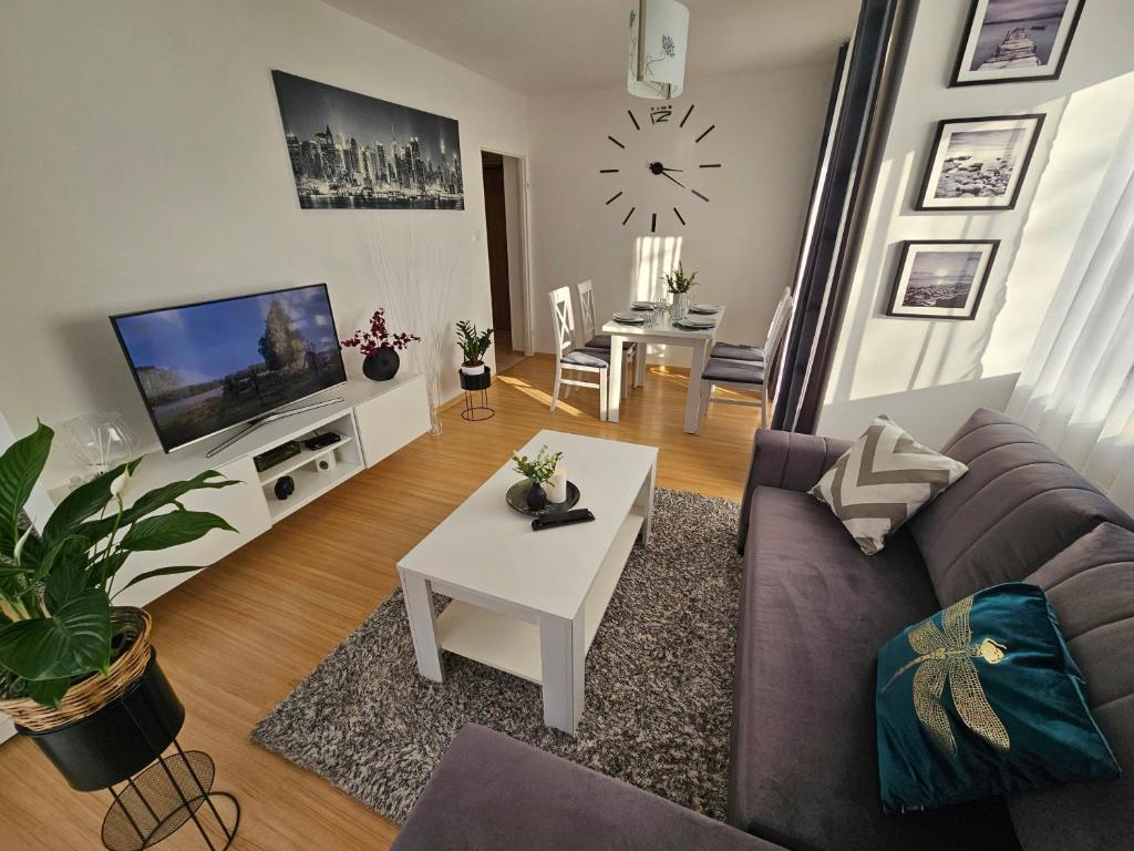 sala de estar con sofá y mesa en Apartament na Orlej w Zamościu, en Zamość