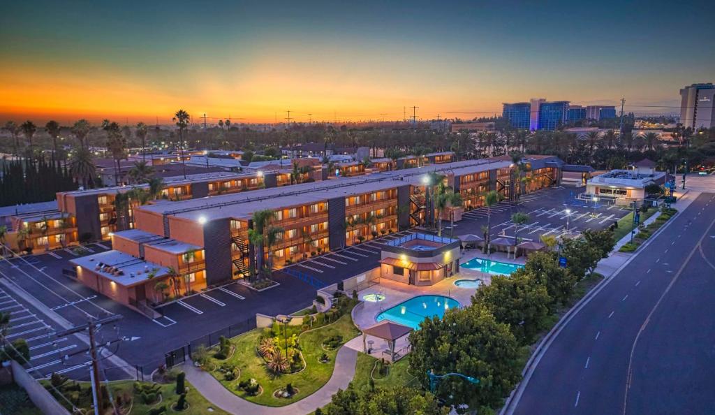 una vista aérea de un edificio con piscina en Best Western Plus Stovall's Inn en Anaheim