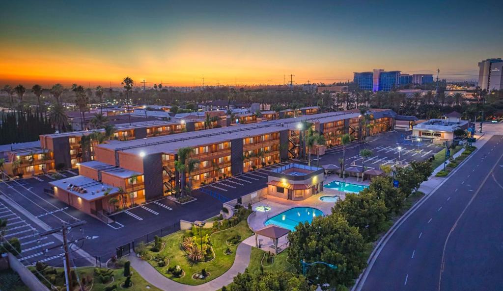 an overhead view of a building with a pool at Best Western Plus Stovall's Inn in Anaheim