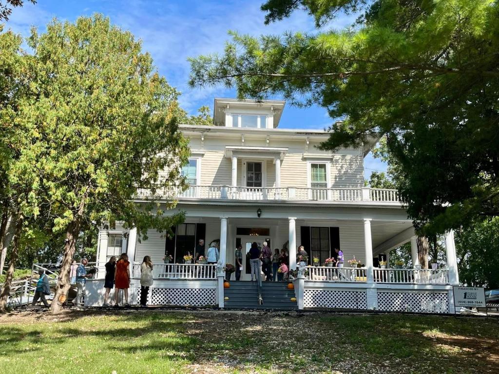 Century Elms Bed & Breakfast, Janesville (updated prices 2024)