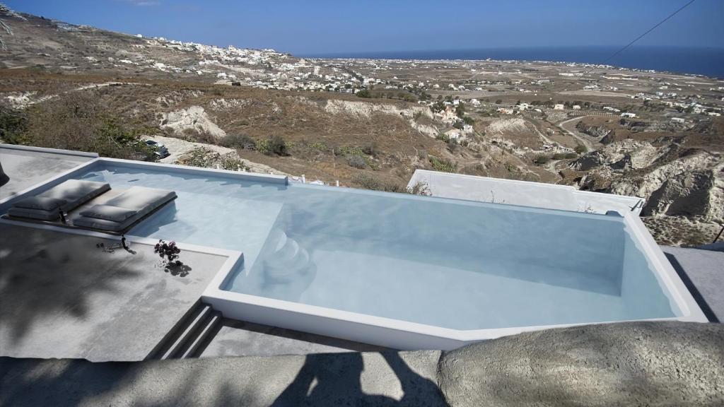 una piscina en la parte superior de una casa en Eolithos Suites en Éxo Goniá