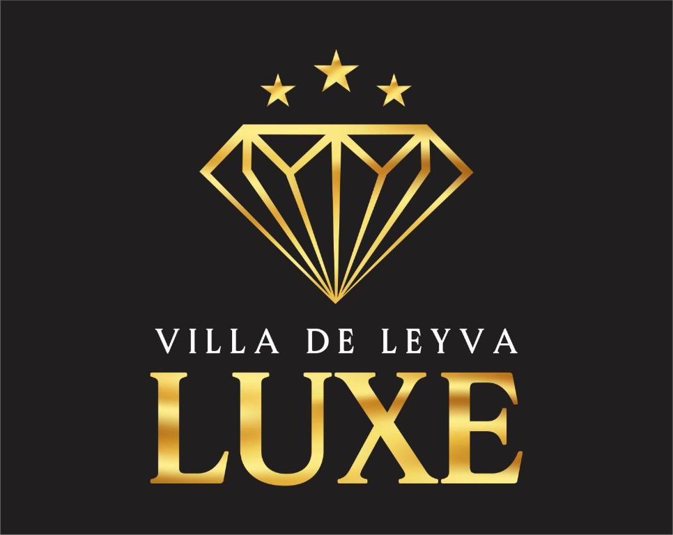 Um certificado, prémio, placa ou documento mostrado em HOTEL LEYVA LUXE