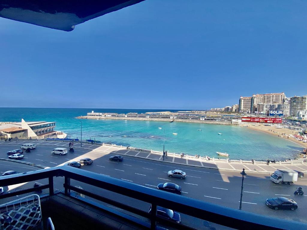 Alexandria Luxury Apartments Gleem 3 Direct Sea View في الإسكندرية: إطلالة على الشاطئ والمحيط من الشرفة