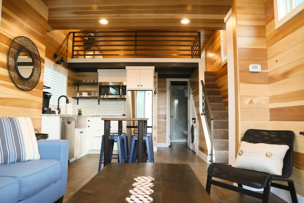 Escalante Escapes Desert Willow- Loft Escape في إيسكالانتي: غرفة معيشة مع أريكة زرقاء وطاولة