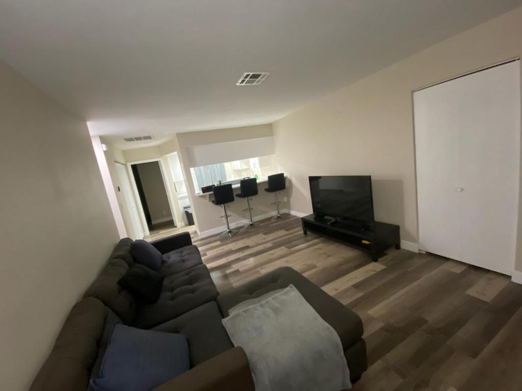 Μια τηλεόραση ή/και κέντρο ψυχαγωγίας στο Private room. 5 mins from Freemont. 10 mins from strip