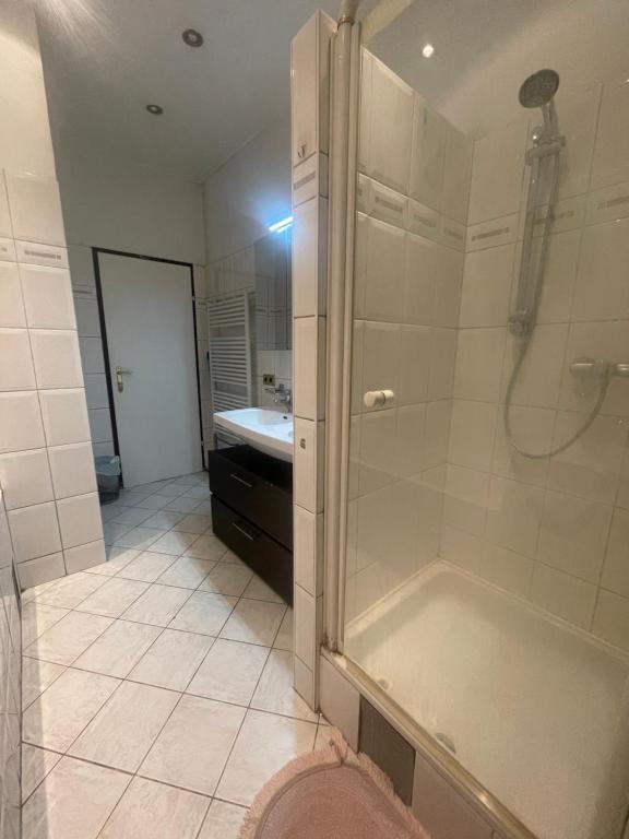 La salle de bains est pourvue d'une douche et d'un lavabo. dans l'établissement U6 Schöpfwerk Home 5, à Vienne