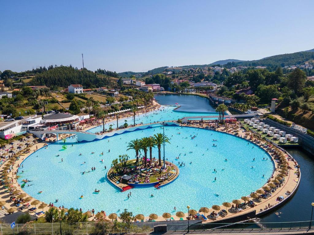 an aerial view of a large swimming pool at a resort at Casinha do Melro in Ancião