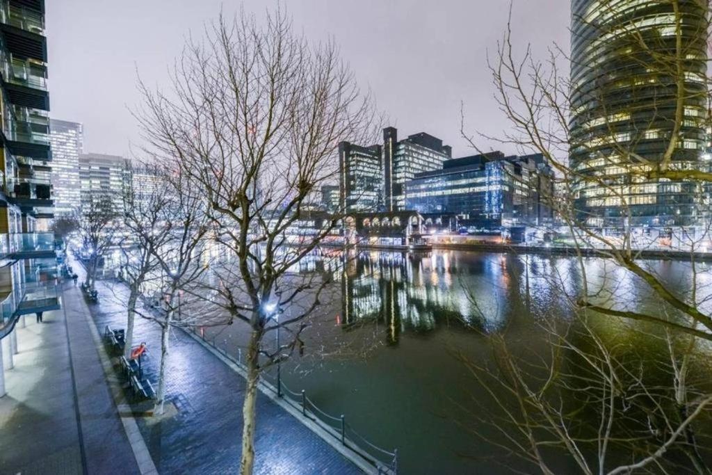 ロンドンにあるCanary Wharf Apartmentsの川と建物のある街の景色