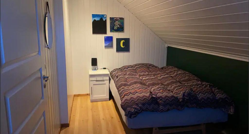 En eller flere senger på et rom på Cozy room in Kaldfjord