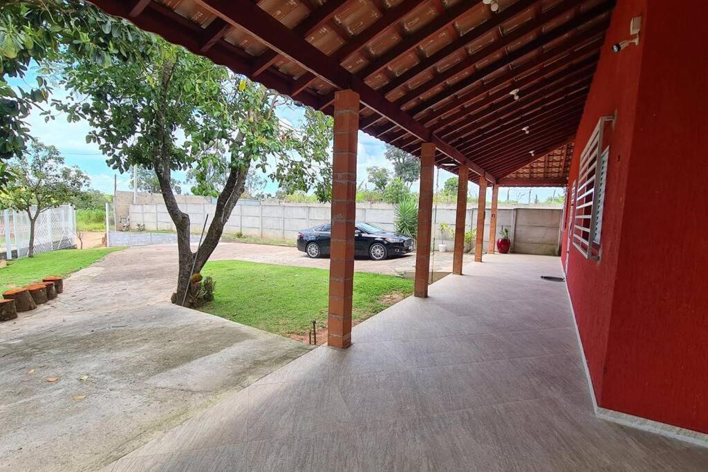 un garaje con un coche aparcado en un estacionamiento en Chácara da Bia, en Várzea Paulista