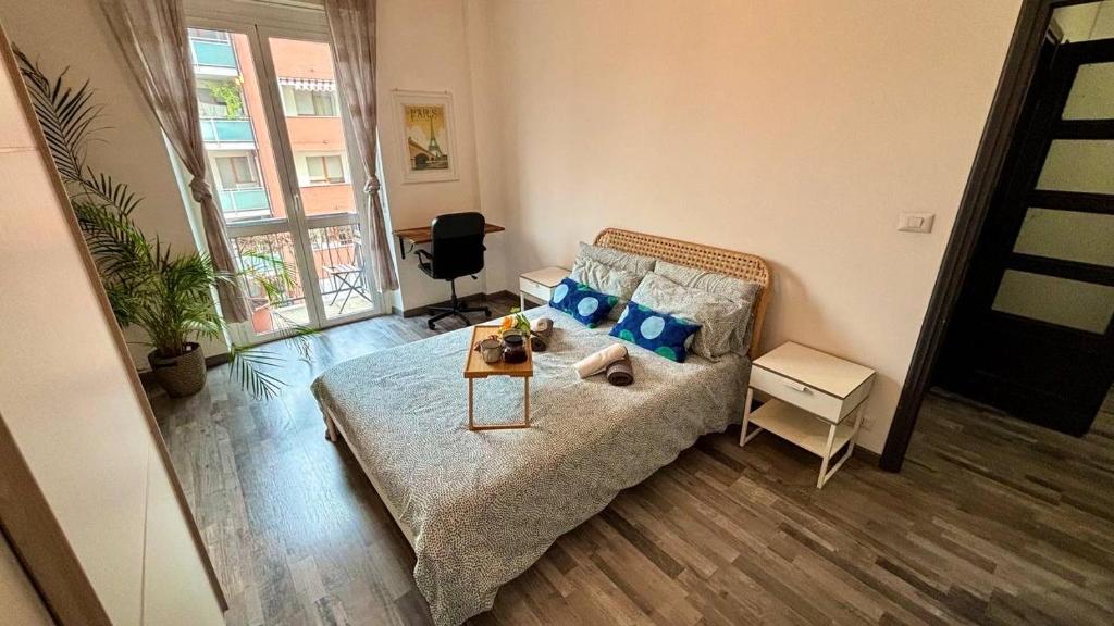 salon z kanapą i stołem w obiekcie [] Design Flat w Turynie