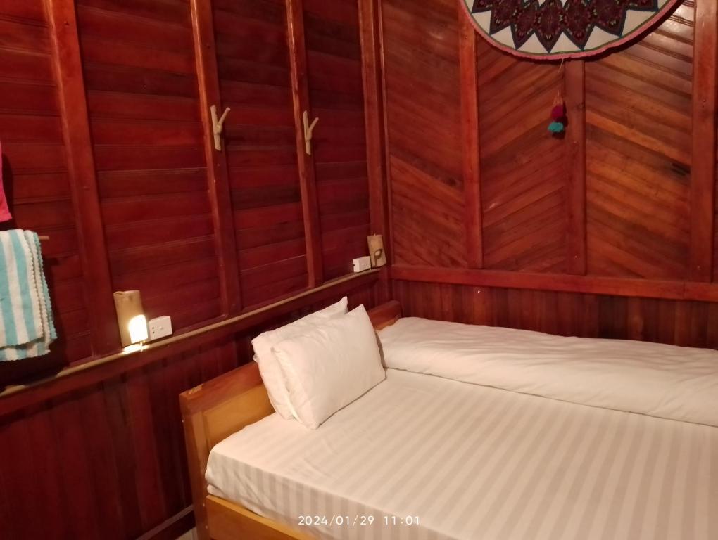 mały pokój z dwoma łóżkami w łodzi w obiekcie Cứ A Lồng Homestay w mieście Bản Hon