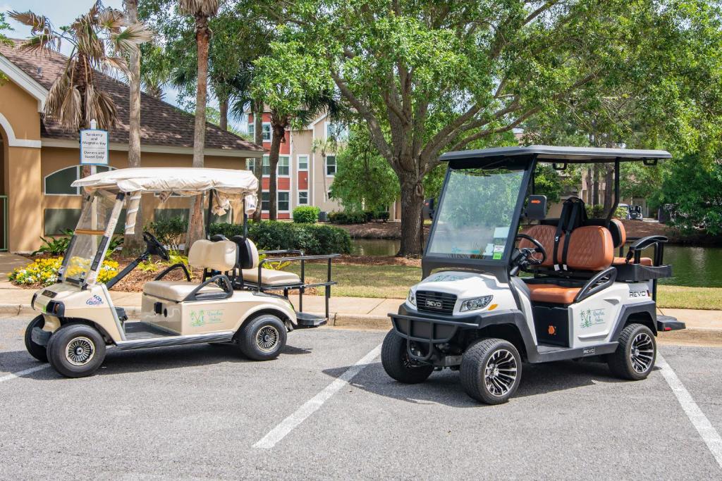 due golf cart parcheggiati in un parcheggio di Turnberry 8546 a Destin