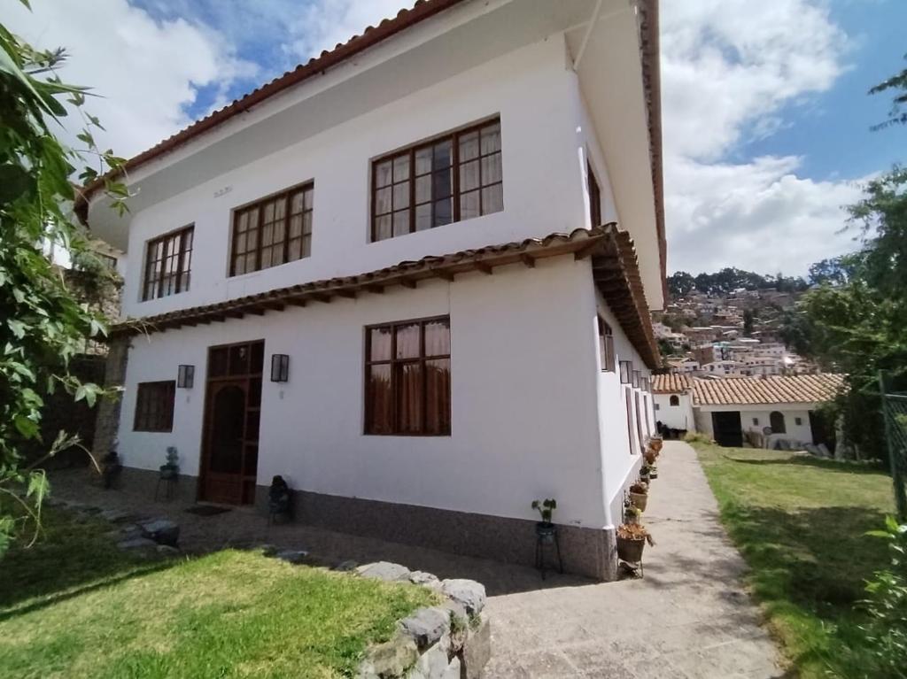 una casa bianca con vista sulla città di El Jardín de Jeni a Cuzco