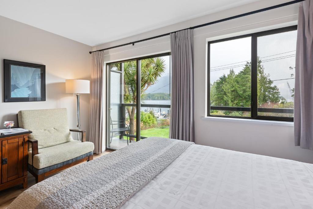 Postel nebo postele na pokoji v ubytování Tofino Motel Harbourview