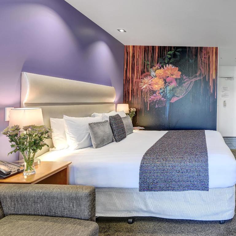 Postel nebo postele na pokoji v ubytování Tides Hotel
